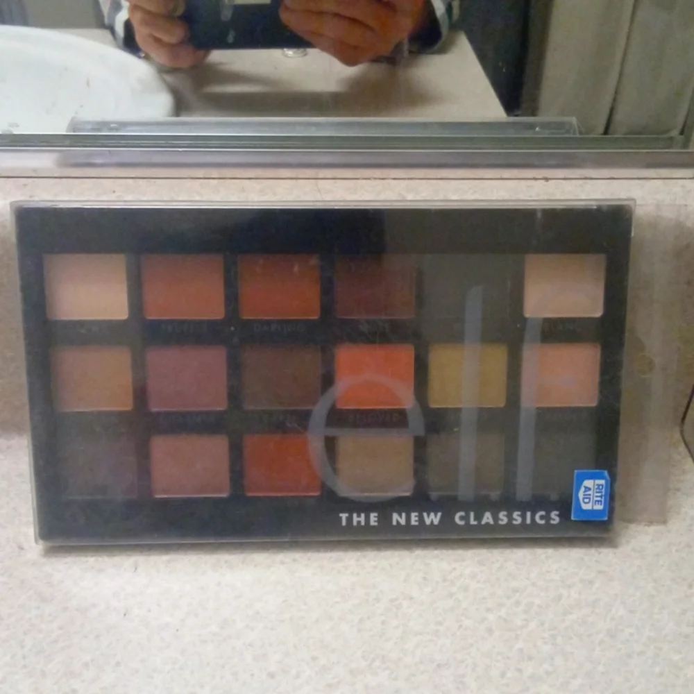 Elf Eye Shadows - Picture 1 of 3